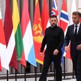 Emmanuel Macron est arrivé à la réunion de la coalition des volontaires avec son homologue ukrainien Volodymyr Zelensky. KEYSTONE/EPA/LUDOVIC MARIN / POOL
